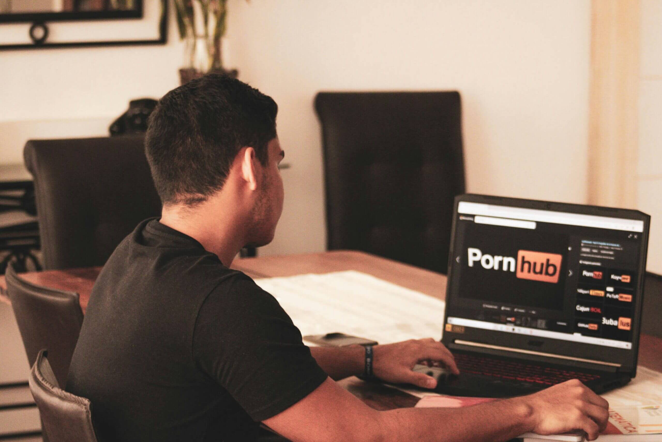 Online Counselling Session Setup – Therapy Workstation Therapist workspace with laptop and notepad used for online porn addiction and sex addiction counselling in the UK
