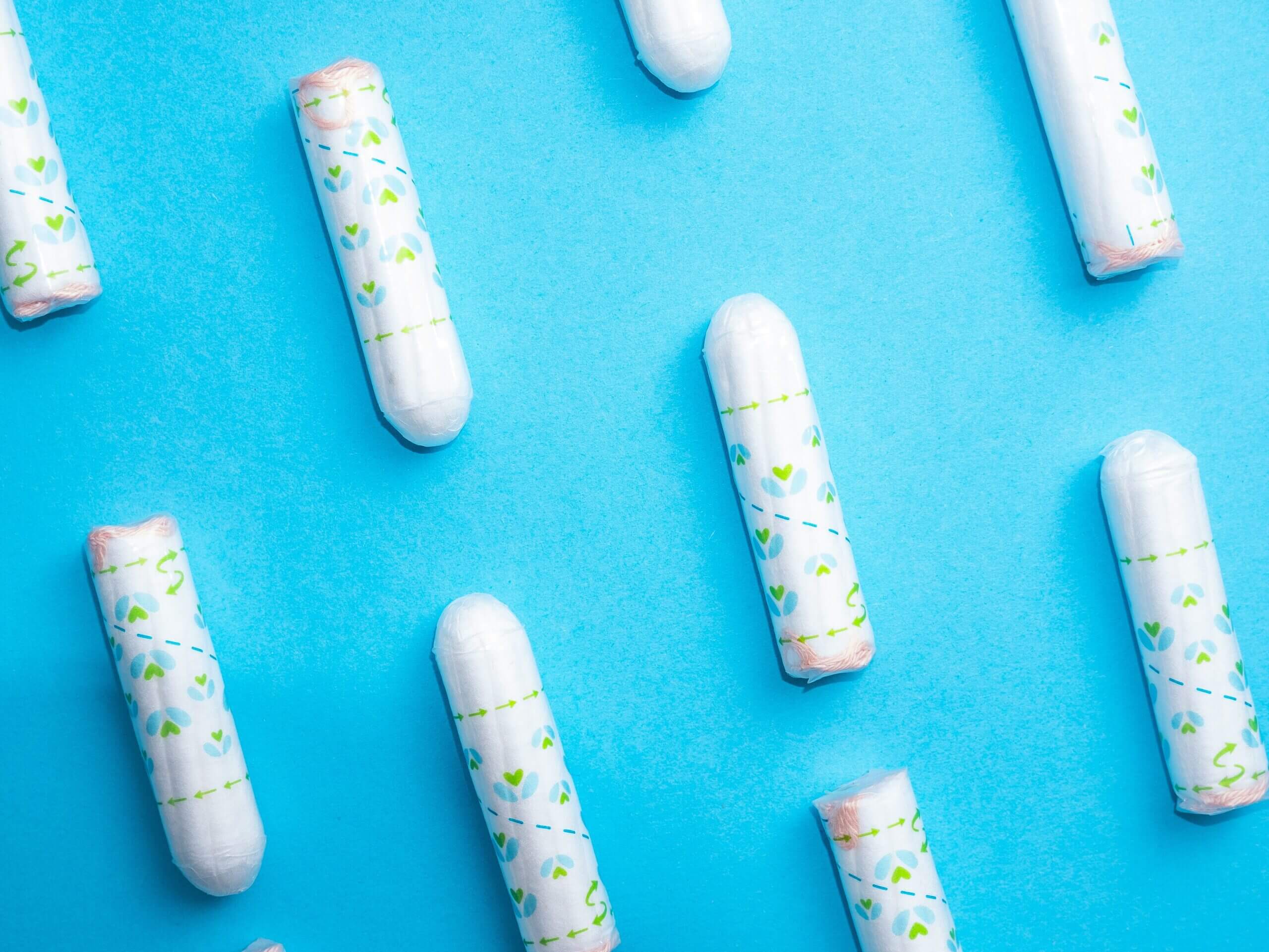 Tampon image for menstrual cycle support – PMDD and emotional eating therapy Tampons displayed on a blue background — visual support for PMDD and hormone cycle education