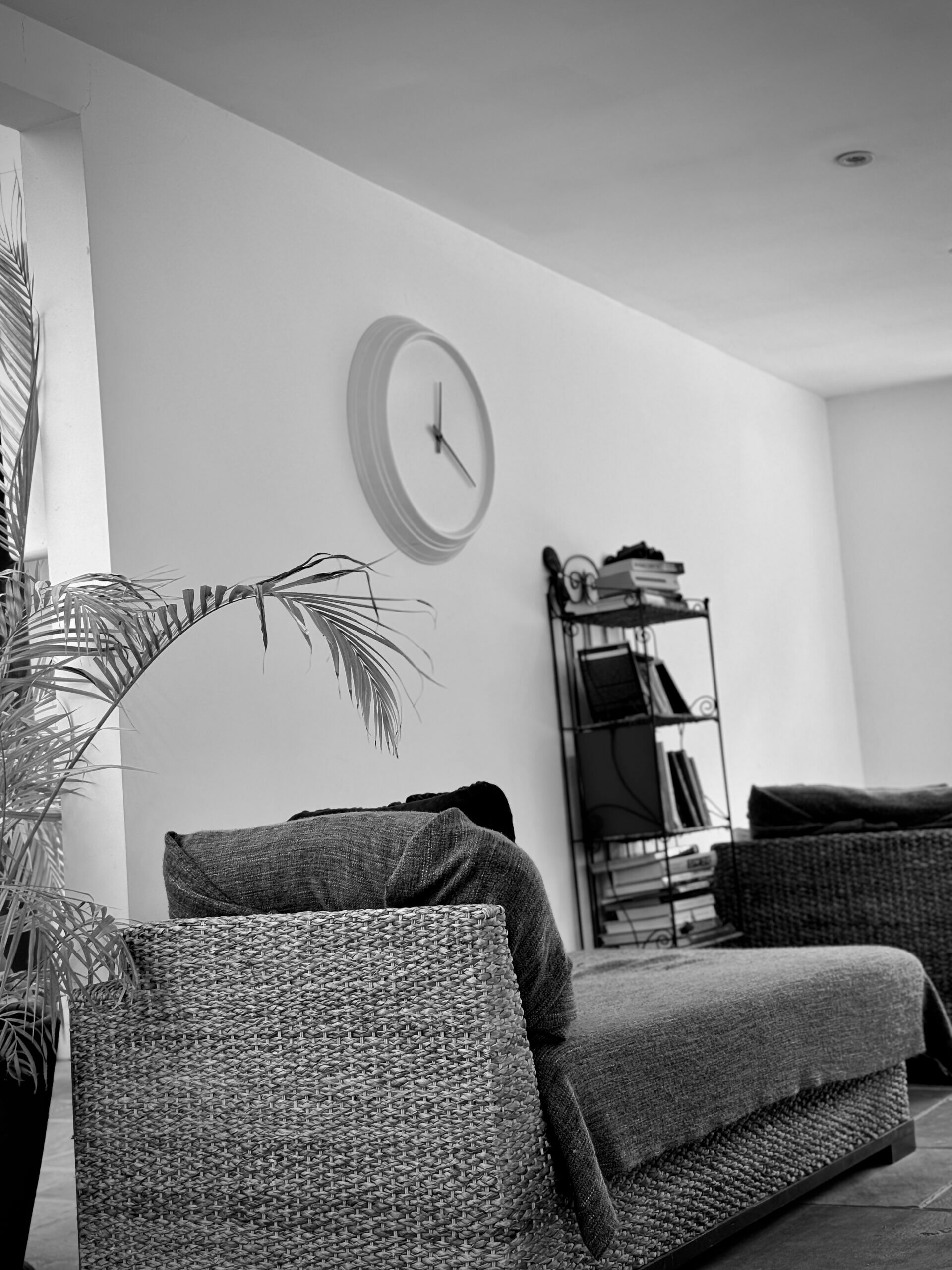 spa-moment-food-noise A peaceful spa setting with a woven sofa and clock, symbolising how food noise is real even in relaxing environments for people with ADHD.