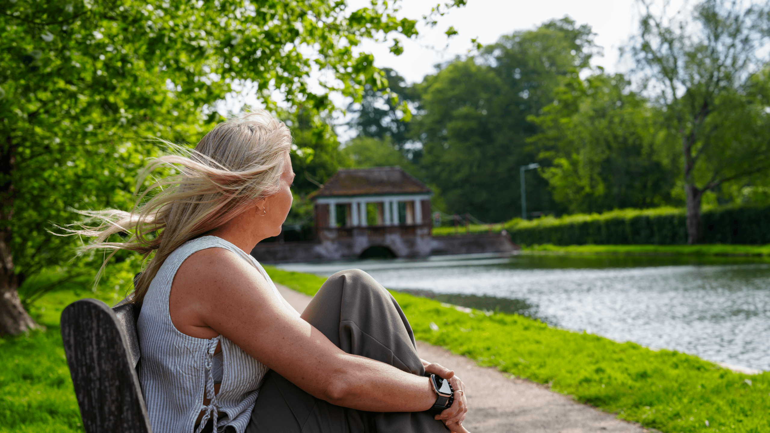 How Eating Disorders Affect Friendships | Counsellor Who Cares Young person sitting alone on a park bench reflecting on how eating disorders can affect friendships, confidence and social connection.